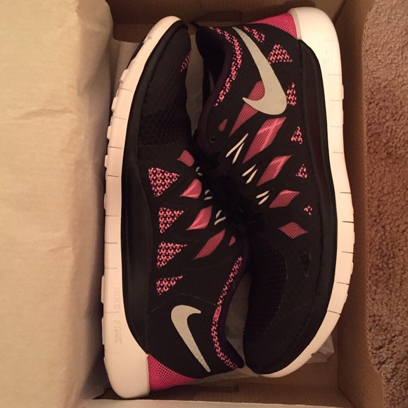 🔴SOLD🔴Black white and pink Nike free runs 5.0 - Picture 4 of 4