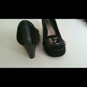 Blk wedge suade shoe ny nine west