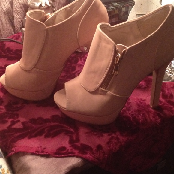 Sold bundle Booty heels with gold zipper on sides - Picture 4 of 4