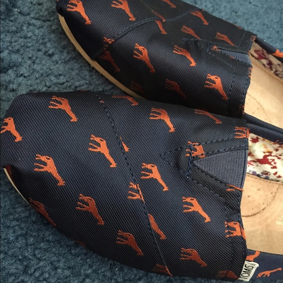 ✨Blue and Orange Giraffe Printed Toms ✨