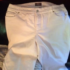 Chico's White So Slimming crops. Size 2.5