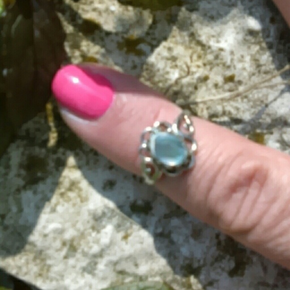 *Additional pics*  MOP ring silver tone
