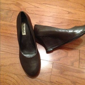 Hardly worn brown stylish wedge pumps
