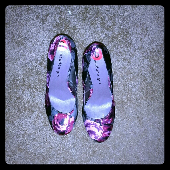 Brand new Madden Girl flower pumps size 6