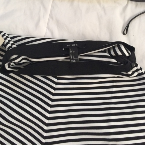 Forever 21 skirt - knee long white/black stripes - Picture 4 of 4