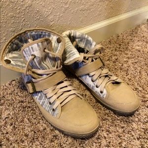 High Top sneakers size 7