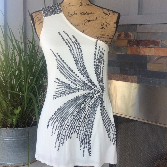 Studio Y Tops - 💣💥One shoulder sequined top