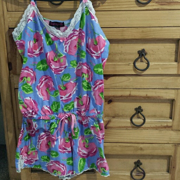 Beautiful Betseyville sleep romper!
