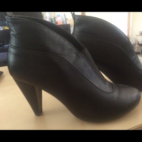 Cute booties worn once!