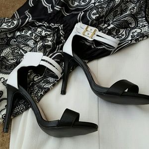 🆕Classic black/white heels