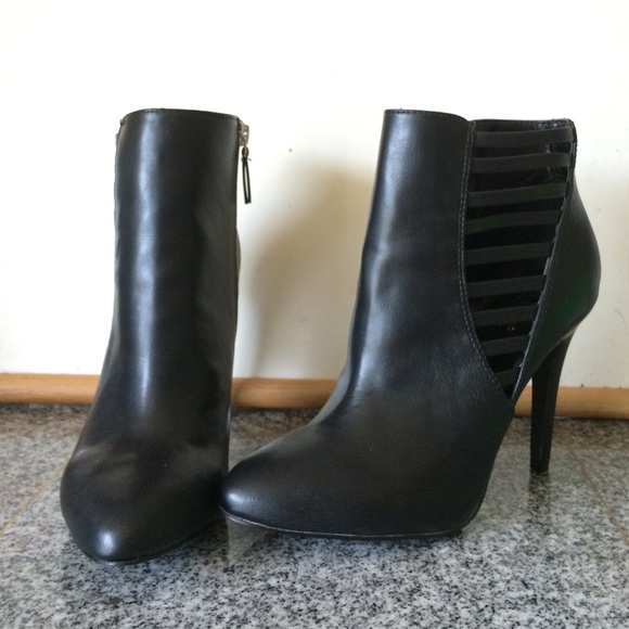 Black pointy toed boot heels