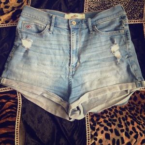High waisted Hollister shorts!!!🌻