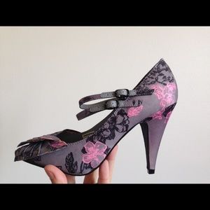 Rocket dog Floral Grey Pink Black heels. NWOT Sz 8
