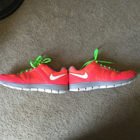 SALE...ONE HOUR🎉🎉Pink NIKE FREE XT size 7