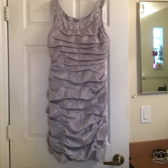 New dress never worn it's a 10 but fits like an 8 - Picture 2 of 4