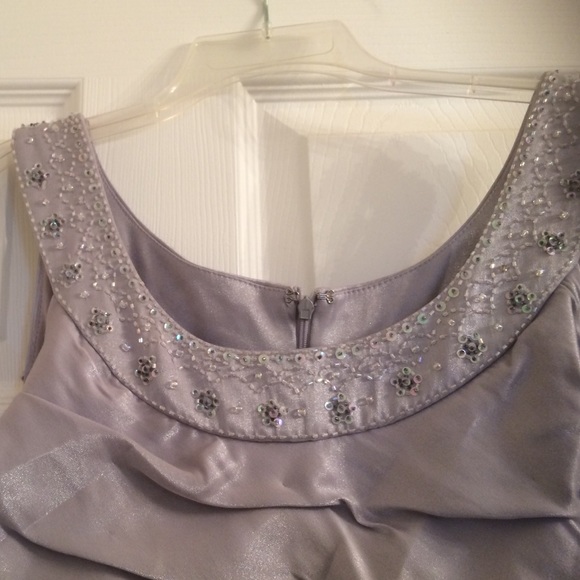 New dress never worn it's a 10 but fits like an 8 - Picture 3 of 4