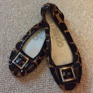 Faux animal print flat. Size 10