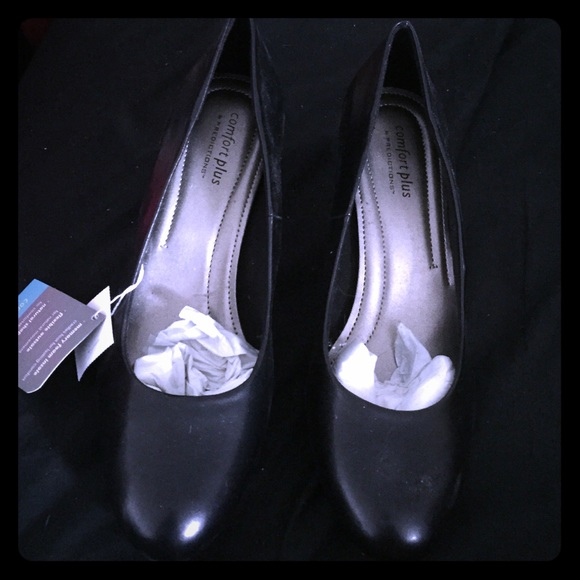 Black pumps