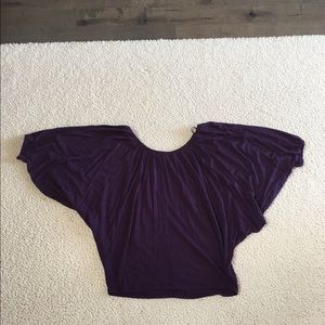 Shirt with elastic arms.