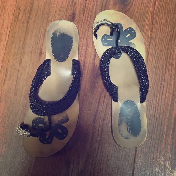 Toe ring sandals