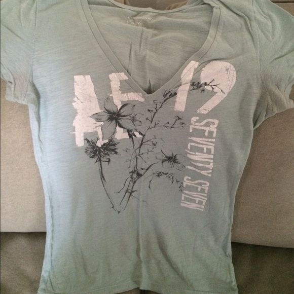 American Eagle V-neck sz M tee - Picture 1 of 4