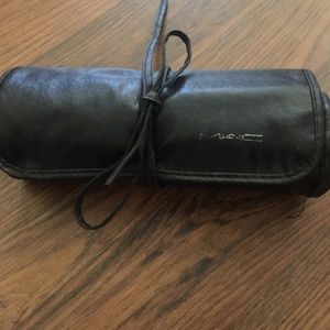 Mac brush roll