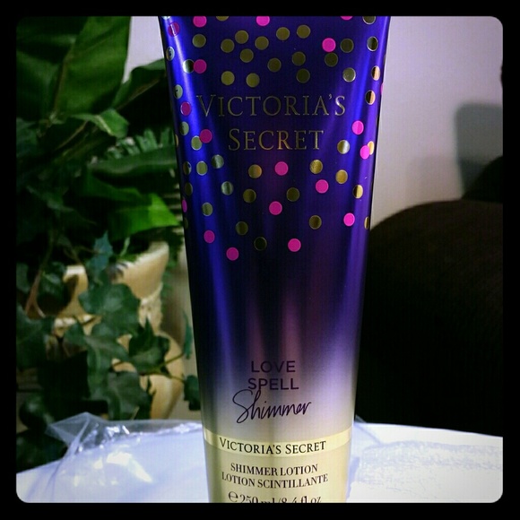 Victoria Secrets New Love Spell Shimmer Limited