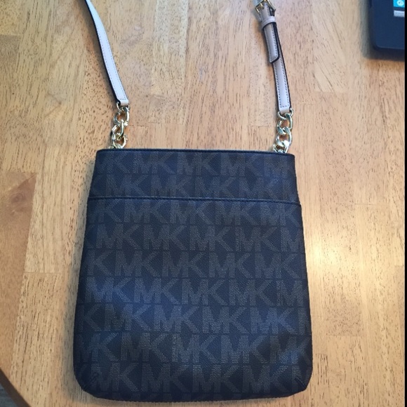 Sold Like new MK signature cross body - Picture 2 of 4