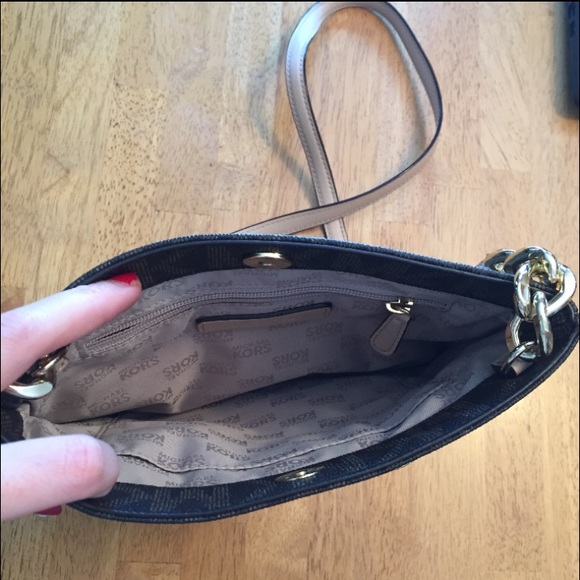 Sold Like new MK signature cross body - Picture 3 of 4