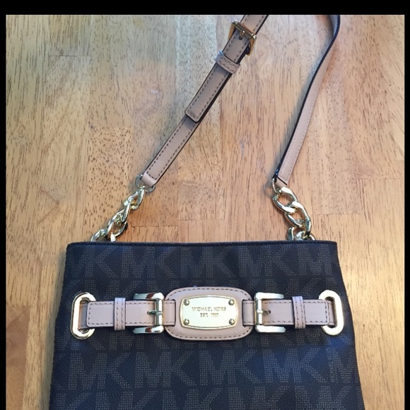 Sold Like new MK signature cross body - Picture 4 of 4