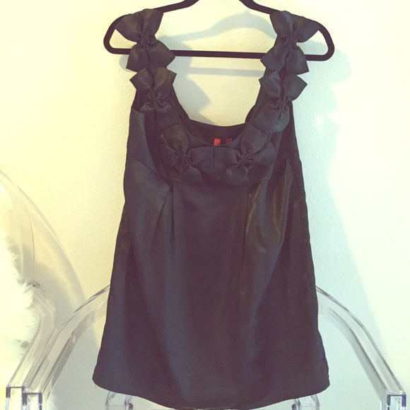 Black Top with bow details around the neckline - Picture 1 of 3