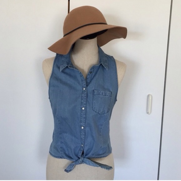 H&M Tops - Chambray sleeveless top