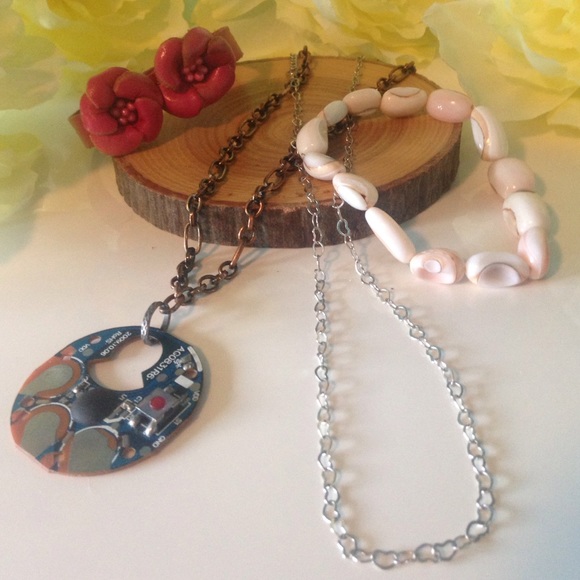 Bracelets and necklaces - Picture 1 of 4