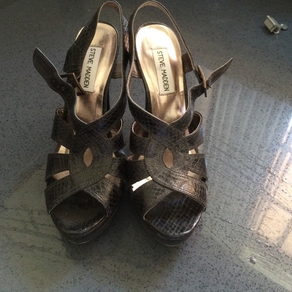 Snake pattern black heels