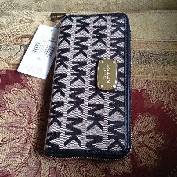 Michael Kors Clutches & Wallets - Authentic Michael Kors wallet