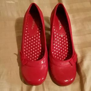 Red heel with bow detail