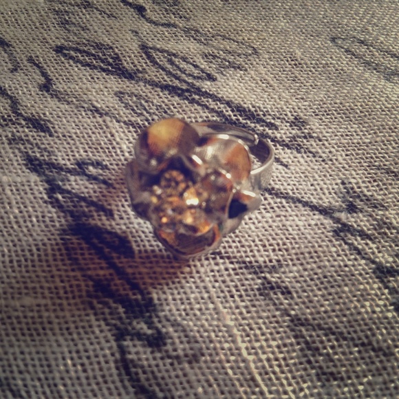 medium sized flower ring - Picture 1 of 1