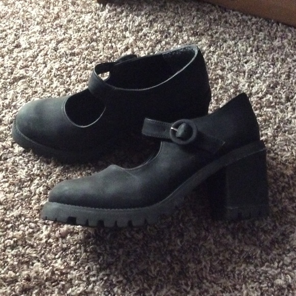 Shoes - Picture 2 of 3