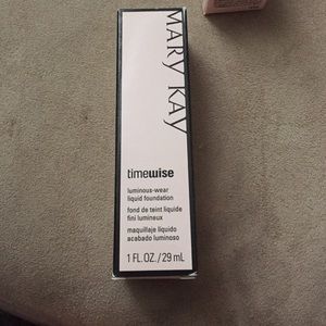 Luminous wear liquid foundation