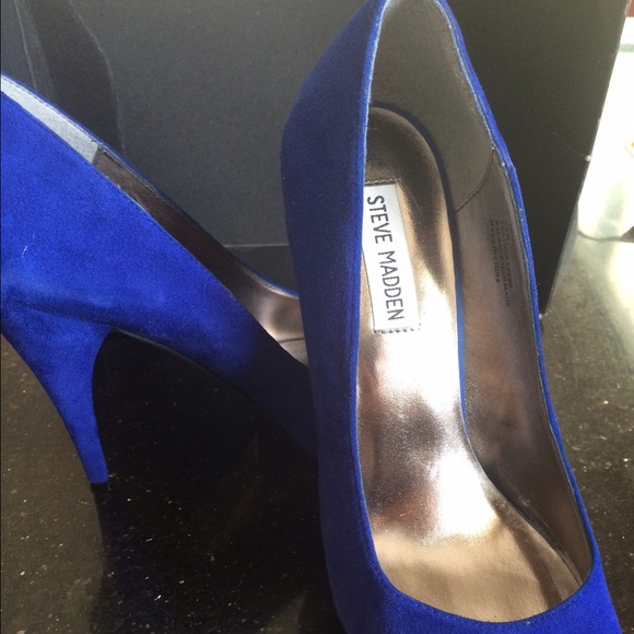 ✨Steve Madden✨ Blue suede pump!!