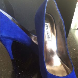 ✨Steve Madden✨ Blue suede pump!!