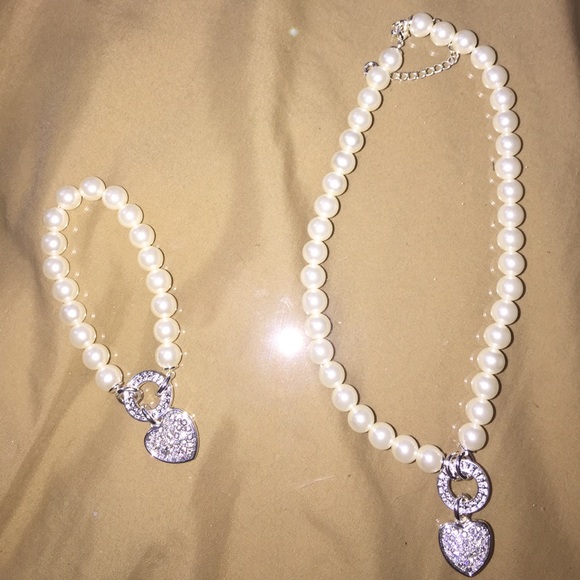 Pearl Necklace and matching bracelet BUNDLE