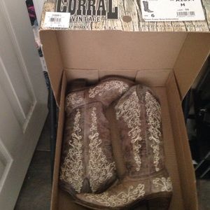CAVENDERS CORRAL BOOTS sz 6 ❤️