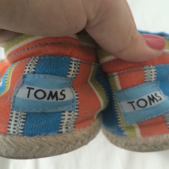 TOMS - Picture 3 of 4