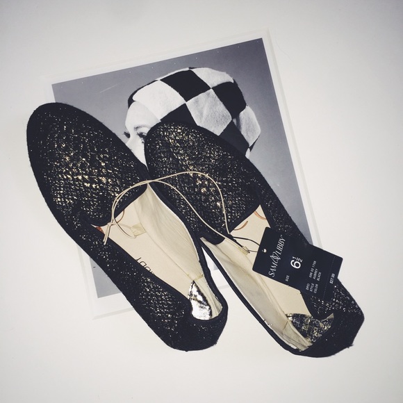 ⛔️SOLD⛔️Sam & Libby black and gold flats - Picture 1 of 3