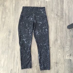 Lululemon size 4 Wunder Under Crop II Roll Down