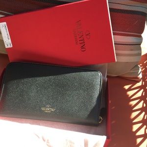 🌹Valentino Garavani Authentic Noir Wallet