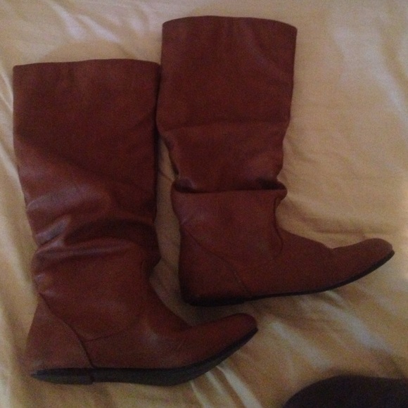 Flat tan leather boots