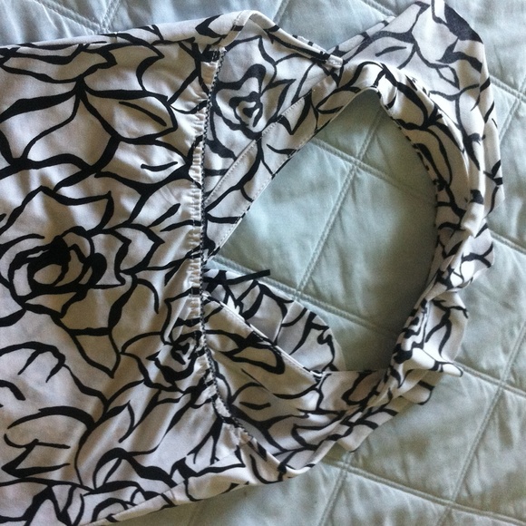 H Collection ruffle black and white halter top - Picture 3 of 4