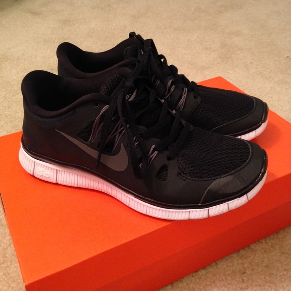 Nike Shoes - Nike Free Runs 5.0+